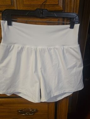 HALARA High-Waist White Active Shorts